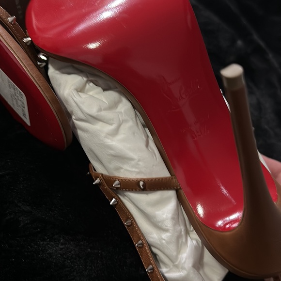 New with box 
Never worn 
39.5 fits US size 9 - Picture 7 of 7